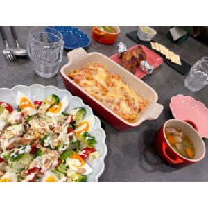 Erina Mano Instagram - オレンジページnetの連載
「ふたりごはん日記」🍊
今月は家でのクリスマスディナーのことを書いてみました🎄
.
.
夕飯はいつも和食中心だから
特別な日に洋食を作るのって楽しい🍽️✨
献立や作ってる時のエピソード、
ケーキを食べる時に感じた私の幸せな瞬間などを書いてます🤭
連載記事はストーリーハイライトのオレンジページにまとめとあります🍊
.
.
1枚目の写真は年末年始に夫の地元に帰った時の！
A-FACTORYに行ったときに撮りました📷
お土産の種類がとっても豊富だからすっかり大好きな場所🤭🍎
自分へのお土産もしっかり買いました！笑
イギリストースト風せんべいを買ってみたんだけど
早く食べてみたい気持ちと開けたらもったいない気持ちで戦ってます😂
#クリスマスディナー
#おうちごはん
#連載