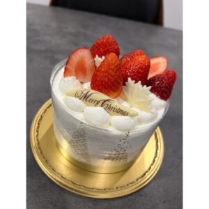 Erina Mano Instagram - オレンジページnetの連載
「ふたりごはん日記」🍊
今月は家でのクリスマスディナーのことを書いてみました🎄
.
.
夕飯はいつも和食中心だから
特別な日に洋食を作るのって楽しい🍽️✨
献立や作ってる時のエピソード、
ケーキを食べる時に感じた私の幸せな瞬間などを書いてます🤭
連載記事はストーリーハイライトのオレンジページにまとめとあります🍊
.
.
1枚目の写真は年末年始に夫の地元に帰った時の！
A-FACTORYに行ったときに撮りました📷
お土産の種類がとっても豊富だからすっかり大好きな場所🤭🍎
自分へのお土産もしっかり買いました！笑
イギリストースト風せんべいを買ってみたんだけど
早く食べてみたい気持ちと開けたらもったいない気持ちで戦ってます😂
#クリスマスディナー
#おうちごはん
#連載