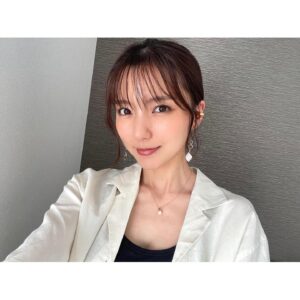 Erina Mano Instagram - 毎日暑いから最近はひとつにまとめてばかり！
この夏に買ったイヤカフはとってもお気に入りです🫧
.
.
8月もあと2日で終わり！
秋服を着るのが楽しみだから早く涼しくなってほしいなぁ😂🍂
.
.
Threadsではちょこちょこコメント返ししてるんだけど
久しぶりにここでも気まぐれにコメント返ししようかな🥳
#毎日暑い