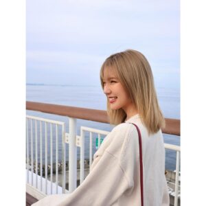 Erina Mano Instagram - 明るくしちゃったー！！
自分で見慣れるのに3日かかりました！笑
とってもいい色で早くもお気に入り🤍
次どうするかは未定だけど1日でも長くこの色を楽しみたいな〜🤭
#イメチェン
#ハイトーンカラー
#人生一度きり
#やりたいことをやる