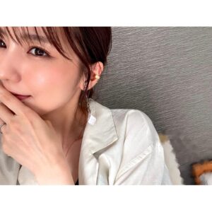 Erina Mano Instagram - 毎日暑いから最近はひとつにまとめてばかり！
この夏に買ったイヤカフはとってもお気に入りです🫧
.
.
8月もあと2日で終わり！
秋服を着るのが楽しみだから早く涼しくなってほしいなぁ😂🍂
.
.
Threadsではちょこちょこコメント返ししてるんだけど
久しぶりにここでも気まぐれにコメント返ししようかな🥳
#毎日暑い