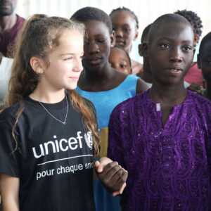 Erza Muqoli Instagram - 🌸 "La paix commence par un sourire" M.T 🌸

#unicef #merveilleuxmoments