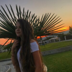 Erza Muqoli Instagram - J’espère que vous passez tous de bonnes fin de vacances 🏝 
Je pense fort à vous, et vous envoie pleins de bisous 💛