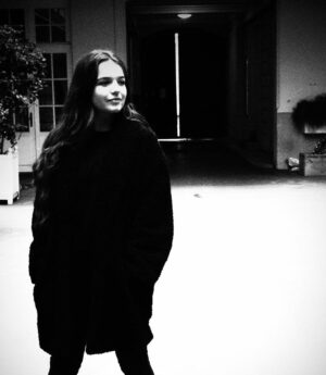 Erza Muqoli Instagram - Trop hâte de reprendre la vie normale !! Restez chez vous 💜