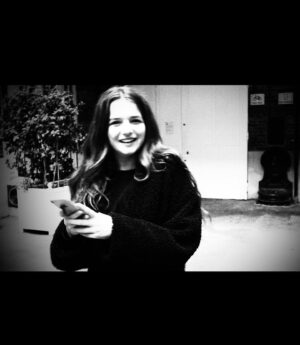 Erza Muqoli Instagram - Trop hâte de reprendre la vie normale !! Restez chez vous 💜