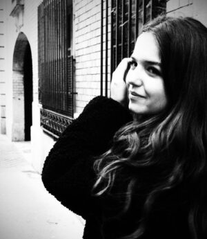 Erza Muqoli Instagram - Trop hâte de reprendre la vie normale !! Restez chez vous 💜