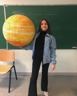 Erza Muqoli Instagram - Souvenir de ce weekend sur le tournage du clip de « Je chanterai » 😍 🌏 
La chanson sort vendredi 🙀 (lien dans ma bio) et le clip bientôt. Tellement hâte !!