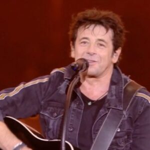 Erza Muqoli Instagram - Merci @patrickbruel pour ton invitation. Grand honneur d’avoir partagé cette chanson si importante sur scène à tes côtés 🙏✨