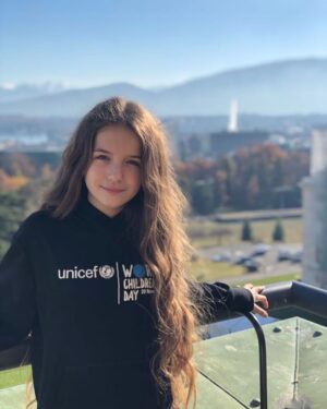 Erza Muqoli Instagram - 🇨🇭Suisse aujourd'hui : pour le #worldchildrensday #unicef 💙
📷@jeremychapron
