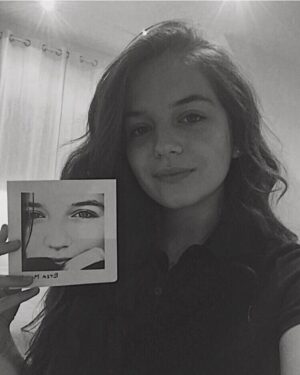 Erza Muqoli Instagram - L’album est fini! 
Demain il sera disponible en précommande et vous pourrez découvrir une nouvelle chanson ... J’espère qu’elle vous plaira ❤️