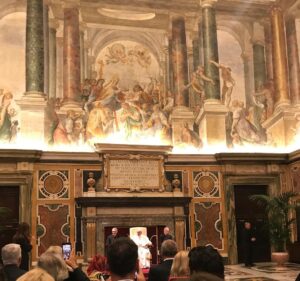 Erza Muqoli Instagram - Quel honneur d’avoir rencontré le Pape François au Vatican ainsi que d’avoir été  invité à chanter, aux côtés de grands artistes albanais, à l’occasion de la soirée commémorative de notre grand Héros Gjergj Kastriot Skenderbeu..
Fierté 💙