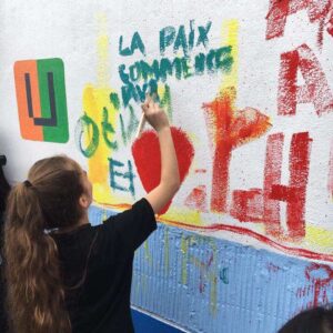 Erza Muqoli Instagram - 🌸 "La paix commence par un sourire" M.T 🌸

#unicef #merveilleuxmoments