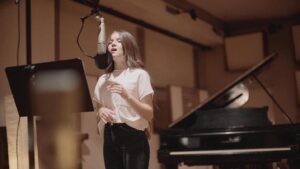 Erza Muqoli Instagram - C’est trop bien de voir l’album prendre forme 😍
Si ça vous dit de voir quelques images des coulisses de l’enregistrement, rendez-vous mercredi 15 mai sur ma page YouTube 🙈( abonnez-vous vous avec le lien dans ma bio )