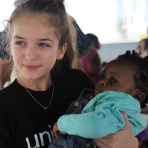 Erza Muqoli Instagram - 🌸 "La paix commence par un sourire" M.T 🌸

#unicef #merveilleuxmoments