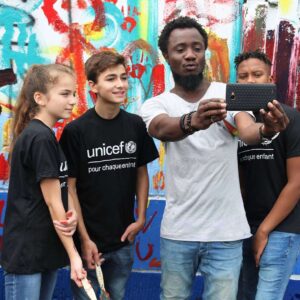Erza Muqoli Instagram - 🌸 "La paix commence par un sourire" M.T 🌸

#unicef #merveilleuxmoments