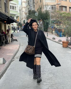 Esin Gündoğdu Instagram - Evde otururken başka gün çektirdiğim fotoğrafı paylaşmak beni dolandırıcı yapmaz. 😜