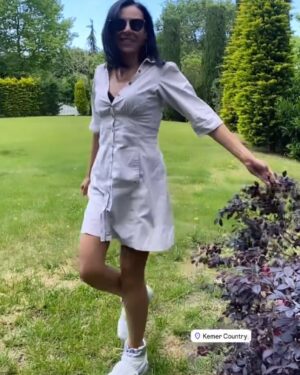 Esin Gündoğdu Instagram - İnsanın bir sabrı,anlayışında bir sınırı var,her şey affedilmiyor,yürek kırılınca telafisi olmuyor, bazı şeyler unutulmuyor. Sanıyorsunuz ki seven her şeye katlanır,yine görmezden gelir, O öyle olmuyor, olmamalı da.Herkes duracağı  yeri karşısındakinin değerini bilmeli. Bazen kısacık düşünülmeden söylenen bir cümle bile dostunun içine taş oturtuyor, en güzel hafiflik çabalayıp olmadıysa kenara çekilmektir,çünkü yorgunluğu  çok güzel oluyor içim rahat diyebilmenin… Ne kadar rahat diyoruz bana neden böyle yaptı diye, kimse demiyor ben ne yaptımda bu şimdi bana böyle mesafe koyuyor diye.Suçlu aramak kolay geliyor,çözüm üretmek daha kolay oysa ki. Sabahattin Ali’nin şu muhteşem sözüyle bitireyim yazımı “herkese içindeki iyilik kadar iyi bir hayat dilerim”
Şimdi mesaj kutuma bana mı laf soktun aşko diye mesajlar gelecek,şahsi bir kişiye yazılmış bir yazı değil bu,ama öyle düşünüyorsan mutlaka içinde sen de varsındır.