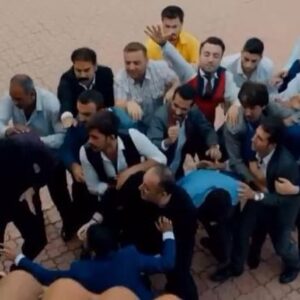 Esin Gündoğdu Instagram - Bu sahneyi hatırlayanlar ? 
Peki kamera arkasını merak edenler ? Kaydırıp izleyin :) Hayaller,Hayatlar :) Benim oyunuma yardım eden;
canım yardımcı yönetmenim👉🏻@engow
set amirimiz👉🏻orhan 
setcimiz 👉🏻 @engower34 
sanat ekip şefi 👉🏻oktay 🙏🏻❤️🌷