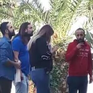 Esin Gündoğdu Instagram - Bu sahneyi hatırlayanlar ? 
Peki kamera arkasını merak edenler ? Kaydırıp izleyin :) Hayaller,Hayatlar :) Benim oyunuma yardım eden;
canım yardımcı yönetmenim👉🏻@engow
set amirimiz👉🏻orhan 
setcimiz 👉🏻 @engower34 
sanat ekip şefi 👉🏻oktay 🙏🏻❤️🌷