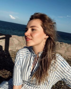 Eslem Akar Instagram - ilk gün tatil postudur🦋
