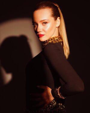 Eslem Akar Instagram - Çok özel bir çekimden bize kalanlar🖤

GENEL KOORDİNATÖR: @zisanseckin
FOTOĞRAF: @kaan.turkerr 
PRODÜKSİYON: @dilaysjoker
STYLING: @_gamzesengul_
MAKYAJ: @cuneytseven
SAÇ: @muhammetcicekhair
@Studio42hairdesign
STYLING ASİSTAN: @dilara.dursun & @beyz.kd & @zehra_guull
SAÇ ASİSTAN: @dilatuygunn
Menajerlik: @hasangungormanagement 
Ayakkabı: @shoebellas / @magg.pr