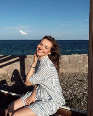 Eslem Akar Instagram - ilk gün tatil postudur🦋