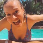 Esmeralda Moya Instagram - El universo sobre mi, así de libre me sentía en Canarias esta Semana Santa. Mi cabeza está allí los 365 días del año, y si os soy sincera, me encantaría tener una casa y vivir allí… Mientras tanto lo que hago es escaparme cada vez que puedo e ir a @seasidepalmbeach que me hacen sentir como en casa. Adoro a mi familia, adoro 🇮🇨, adoro mi vida y adoro y valoro cada vez más mi tiempo. Me quiero allí siempre. Gracias @villarrazomadrid por ponerlo todo tan fácil siempre ❤️