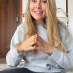 Esmeralda Moya Instagram - Mi padre tiene Párkinson y demencia asociada. Una enfermedad progresiva y dolorosa, sobre todo para él pero también para nosotros. Estas son algunas situaciones diarias a las que nos enfrentamos y que no somos conscientes de ello aunque lo hagamos con nuestra mejor voluntad. Desde aquí mando un cariñoso abrazo a todos los familiares, cuidadores y enfermos que padecen esta terrible enfermedad. No me quiero olvidar de los profesionales que asisten cada día a personas como mi padre. Hagamos un mundo más humano y más empático 💫. Que yo también lo he hecho en algún momento dado, pero aprendo y quiero seguir aprendiendo.