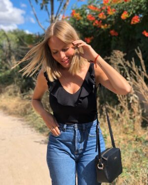 Esmeralda Moya Instagram - Me conformo con ver la luz del sol, mi energía para sentirme activa y feliz. Ganas de este sol precioso, ganas de que pasen unos días… ☀️