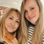 Esmeralda Moya Instagram - Sorteo, concurso, llámalo como quieras pero solo espero que te toque! Resulta que mi gran amiga @laurapomaresp tiene una de las mejores clínicas de estética @sainclinics ,mi madre y yo fuimos a visitarla y nos pareció muy buena idea sortear este pack maravilloso de tratamiento en cabina! 1 sesión de Criolipolisis 2 sesiones de Presoterapia 3 sesiones de Magic Colombia • • Solo tenéis que seguir la cuenta mencionada (@sainclinics )y además dejar un comentario en esta foto mencionando a vuestra mejor amig@, aquella que creáis que le haría una ilusión tremenda. Mi mami y yo una vez al@mes nos gusta dedicarnos un día para cuidarnos. Así que no descarto que lo hagamos! La o el ganad@r lo dirá @sainclinics en su perfil en una semana. 🍀 de la buena y bonita 🍀