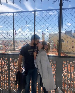 Esmeralda Moya Instagram - Marido y mujer 🫶🏼

Y que familia tan bonita tenemos.