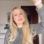 Esmeralda Moya Instagram - Atención ‼️ TRUCO ‼️ Aqui comparto uno de mis grandes trucos para frenar la caída del cabello. Siempre que algo me funciona me gusta compartirlo con vosotras por aquí, y es que me hace muy feliz resolver vuestra dudas y estar a vuestro lado para cuando lo necesitéis. Con los embarazos perdí mucho pelo pero ahora estoy encantada porque tomo unos viales diarios que hacen que cuide mi pelo desde dentro y prevenga la caída. Son 28 y descanso dos y forman parte de mi cuidado y rutina diaria cada mañana. A parte, hago deporte y hago una dieta sana y saludable para que los resultados sean 100% óptimos. Llevo tomando estos viales desde el mes de mayo y sinceramente, no se me cae el pelo como en años anteriores, aquí tenéis la prueba! Os cuento que son de @olistic_science , además, con mi código ESMERALDAMOYA20 tendréis un 20% de descuento ✨ #nocaida #publi