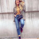 Esmeralda Moya Instagram - Yo no lo puedo evitar, ¿quién se apunta a la moda de calcetín con mercedita o sandalia? Yo sí, me encanta y me enamoran como quedan estas merceditas de @calzadospitillos . Me habéis preguntado por mis zapatos y nada, solo comentaros que son de esta temporada y que están en color negro, aunque a mí me gustan en burdeos, los veo más ponibles y combinables con jeans, falda, vestidos… Os abrazo fuerte familia, gracias por estar conmigo. 💫
