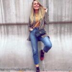 Esmeralda Moya Instagram - Yo no lo puedo evitar, ¿quién se apunta a la moda de calcetín con mercedita o sandalia? Yo sí, me encanta y me enamoran como quedan estas merceditas de @calzadospitillos . Me habéis preguntado por mis zapatos y nada, solo comentaros que son de esta temporada y que están en color negro, aunque a mí me gustan en burdeos, los veo más ponibles y combinables con jeans, falda, vestidos… Os abrazo fuerte familia, gracias por estar conmigo. 💫