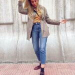 Esmeralda Moya Instagram - Yo no lo puedo evitar, ¿quién se apunta a la moda de calcetín con mercedita o sandalia? Yo sí, me encanta y me enamoran como quedan estas merceditas de @calzadospitillos . Me habéis preguntado por mis zapatos y nada, solo comentaros que son de esta temporada y que están en color negro, aunque a mí me gustan en burdeos, los veo más ponibles y combinables con jeans, falda, vestidos… Os abrazo fuerte familia, gracias por estar conmigo. 💫