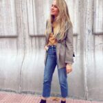 Esmeralda Moya Instagram - Yo no lo puedo evitar, ¿quién se apunta a la moda de calcetín con mercedita o sandalia? Yo sí, me encanta y me enamoran como quedan estas merceditas de @calzadospitillos . Me habéis preguntado por mis zapatos y nada, solo comentaros que son de esta temporada y que están en color negro, aunque a mí me gustan en burdeos, los veo más ponibles y combinables con jeans, falda, vestidos… Os abrazo fuerte familia, gracias por estar conmigo. 💫