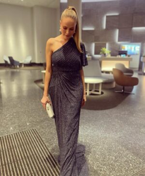 Esmeralda Moya Instagram - Un día especial con un vestido especial… Han sido días de muchas celebraciones y emociones. 

Os quiero ✨

Vestido @rosa_clara