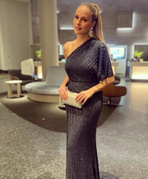 Esmeralda Moya Instagram - Un día especial con un vestido especial… Han sido días de muchas celebraciones y emociones. 

Os quiero ✨

Vestido @rosa_clara