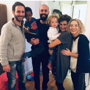Esra Akkaya Instagram - 40 yıl önce bu gün ben abla oldum yeniden doğdum... Can’ın aşkı daydayları hayatıma iki de kız kardeş soktunuz daha ne isterim 🙏🏽 Iyi ki doğdunuz. 🎂💕 Sizinle gurur duyuyorum ve çok ama çok seviyorum @sarpakkaya @kayaakkaya