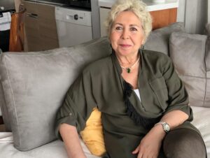 Esra Akkaya Instagram - Annem artık her gün evde şık olmak istediğini açıkladı. Can beni dansa kaldırdı ve ben saçlarımı toplamayarak bu çılgınlığa katılmaya karar verdim :)