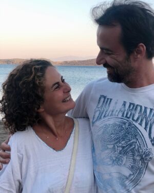 Esra Akkaya Instagram - Canım arkadaşım iyi ki buluştuk... çocukluğumuzdan çocuklarımıza uzanan bir dostluk. Ben sana baktığımda kendi gençliğimi görüyorum. Aynaların en güzeli eski ve eskimeyen arkadaşındır çünkü...