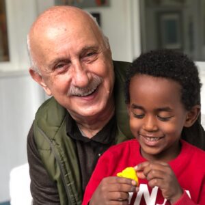 Esra Akkaya Instagram - Babamı dede olduktan sonra daha da anladım daha da çok sevdim. İyi ki Yüksel Akkaya’nın kızıyım... babalar günün kutlu olsun canım babam