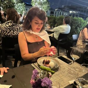 Esra Harmanda Instagram - Milano'dan sevgiler. Sürpriz sondaymis meğer. Sağlıkla huzurla🎂🙏🏼