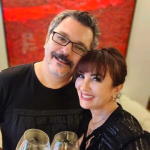 Esra Harmanda Instagram - 2024 gönlümüzden geçenleri getirsin🙏🏼❤️💫

@prof.dr.borafarsak 

Oğlumuz #Tarçın
Kızımız #Roxy
#yeniyıl #2024