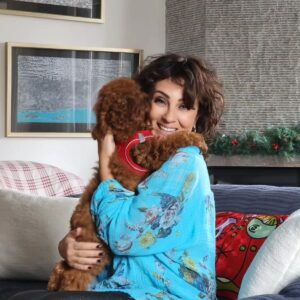 Esra Harmanda Instagram - Roxy'e kardeş geldi. Tarçın henüz 4 aylık.❤️🐶 Sevgili sevgilim yine hayatımıza katacak bir güzellik bulmuş🫶🧿 Dun aksamdan beri evde tatlı bir heyecan, bol neşe var😍 @prof.dr.borafarsak #toypoodle #tarçın