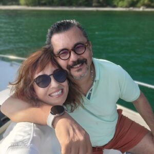 Esra Harmanda Instagram - Mutlu nice bayramlar💙
Basta canim eşim olmak uzere cocuklarini daha iyi sartlarda yetistirmek icin var gucuyle calisan tum babaların babalar günü kutlu olsun🙏🏼
Evlilik yildonumumuz kutlu olsun🥰🎂
Günümüz little little in to the middle 😍😅😅