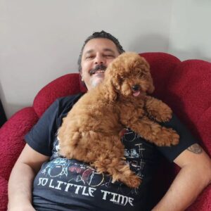 Esra Harmanda Instagram - Roxy'e kardeş geldi. Tarçın henüz 4 aylık.❤️🐶 Sevgili sevgilim yine hayatımıza katacak bir güzellik bulmuş🫶🧿 Dun aksamdan beri evde tatlı bir heyecan, bol neşe var😍 @prof.dr.borafarsak #toypoodle #tarçın