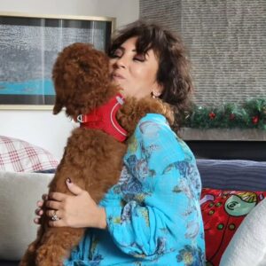 Esra Harmanda Instagram - Roxy'e kardeş geldi. Tarçın henüz 4 aylık.❤️🐶 Sevgili sevgilim yine hayatımıza katacak bir güzellik bulmuş🫶🧿 Dun aksamdan beri evde tatlı bir heyecan, bol neşe var😍 @prof.dr.borafarsak #toypoodle #tarçın