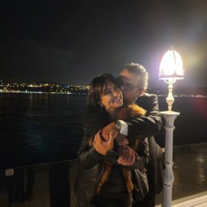 Esra Harmanda Instagram - 🤍 Para ve güç  mutluluk getirmez. Sağlığın yerindeyse ve kaprissiz bir eşin de varsa çocuklarına ve ona sarilmaktir mutluluk. Kadin icin de. Erkek icin de boyle. Otesini arama! 🤍. @prof.dr.borafarsak