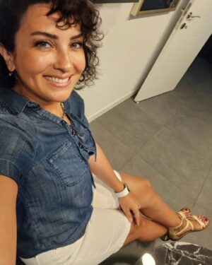 Esra Harmanda Instagram - Yağmurlu bir günde sandalet ve şort giymiş olmam yaptığım tercihler konusunda fikir veriyordur sanirim🥴
